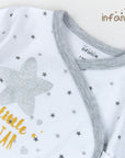 Baby outfit with star design and 'infância' branding on a white background
